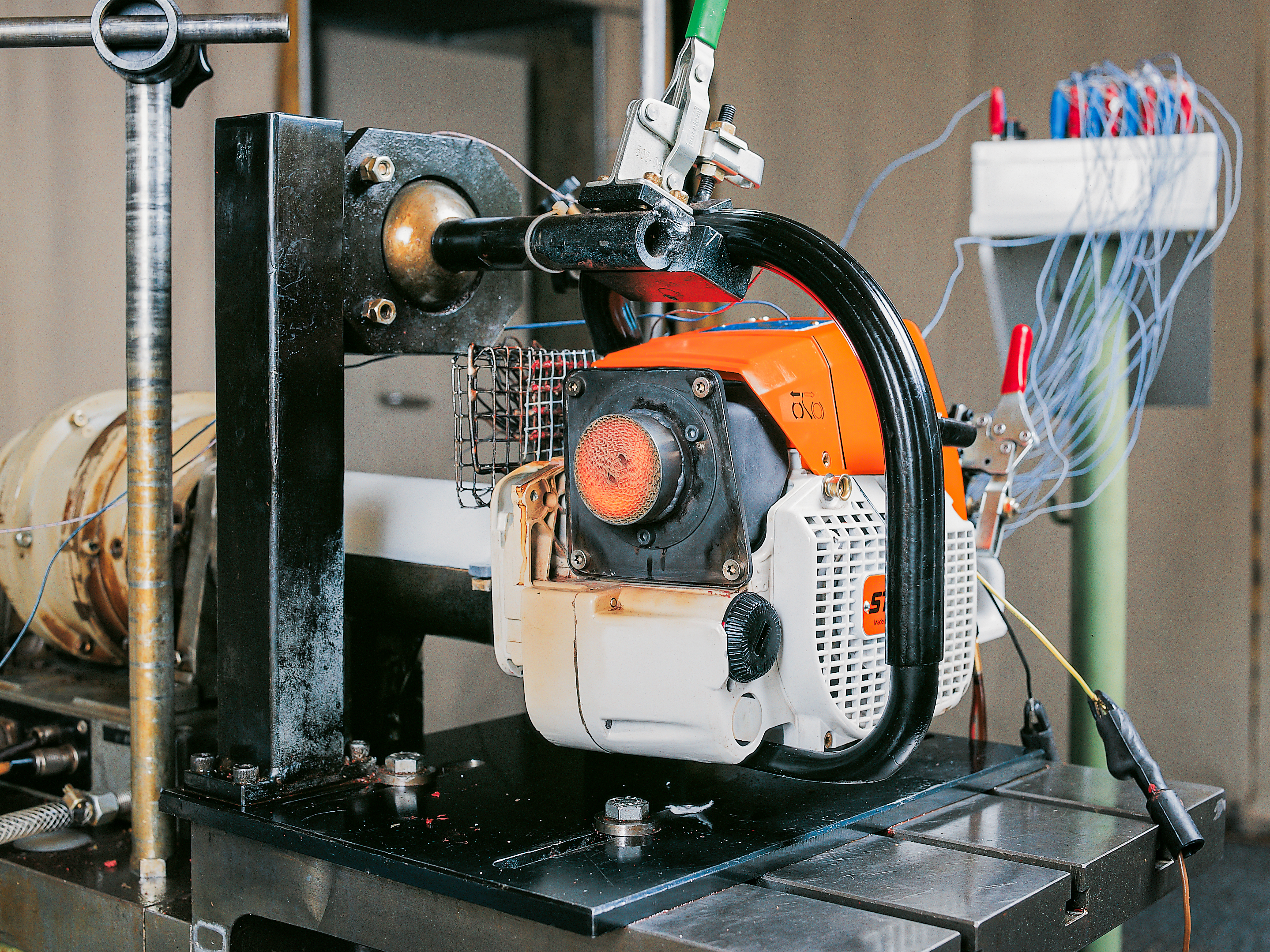 Chainsaw with catalytic convertor in the test laboratory