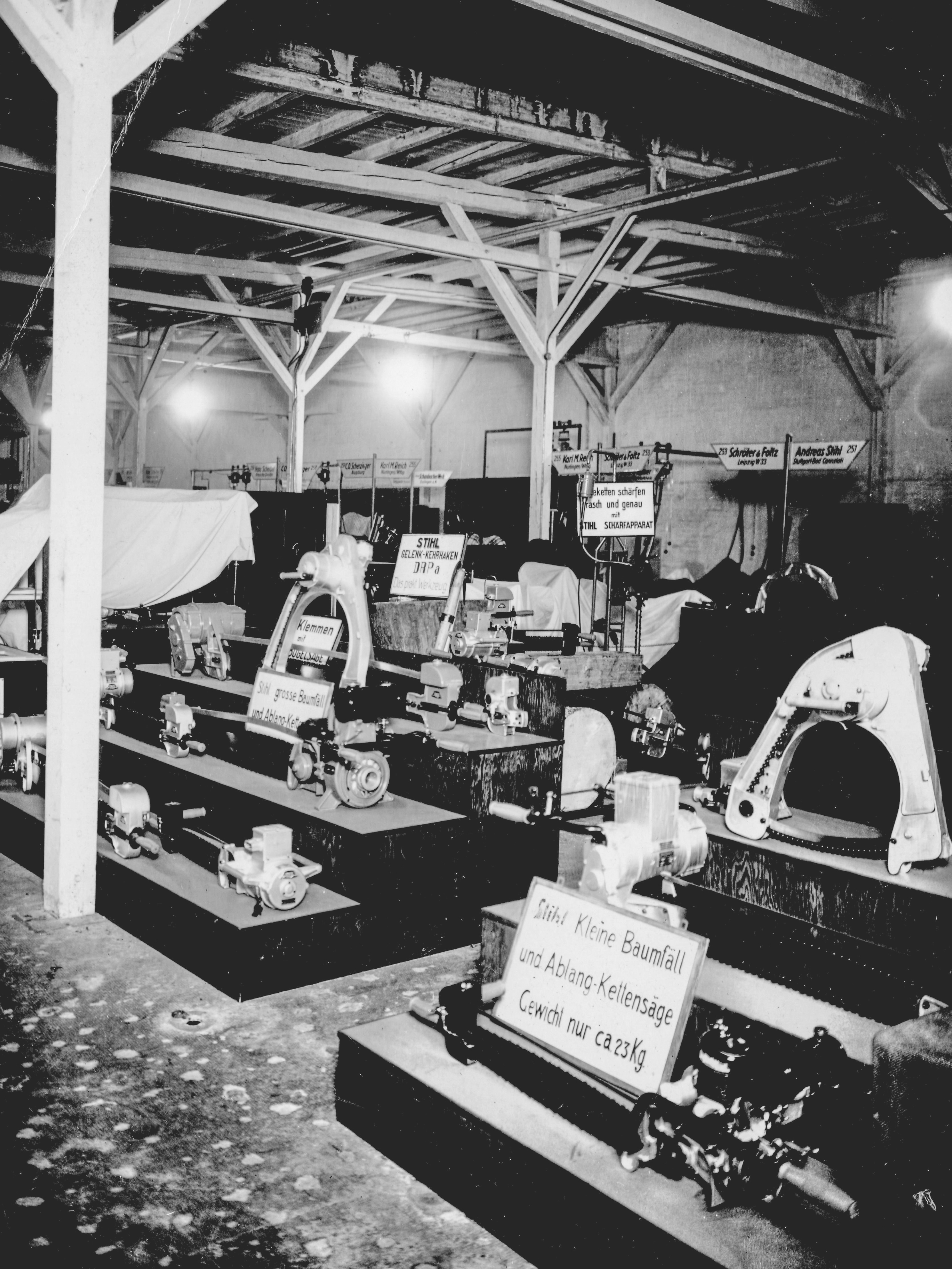 The 1937 STIHL trade fair stand; black and white photo.